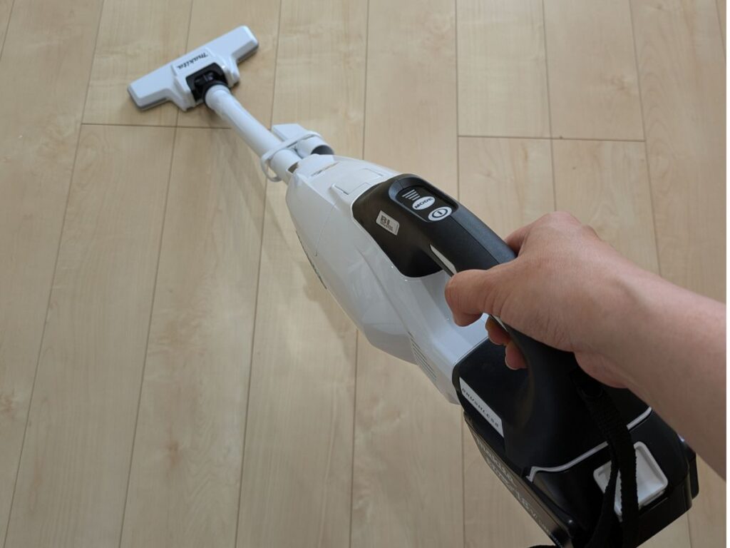 マキタCL285FDRFWで床を掃除しているところ