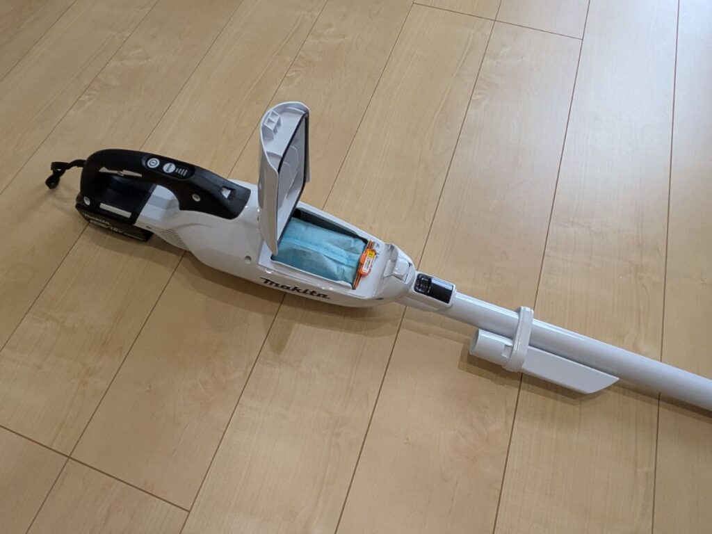 マキタCL285FDRFWのゴミ捨て部分(紙パック装着部)を開けたところ