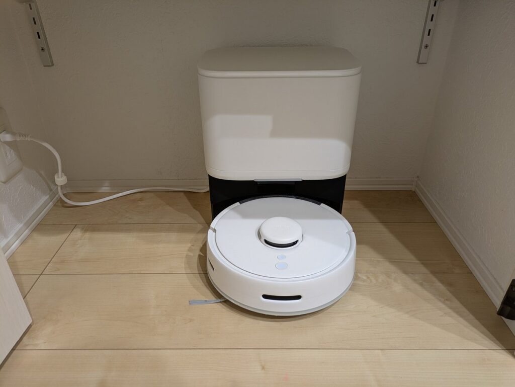 クローゼットに収まったSwitchBot K10+のゴミ収集ステーション