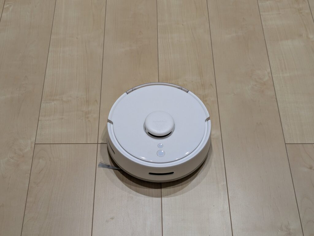床の上のSwitchBotロボット掃除機K10+