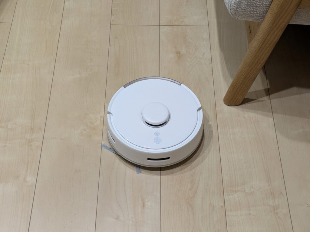 ソファの近くを掃除するSwitchBotロボット掃除機K10+